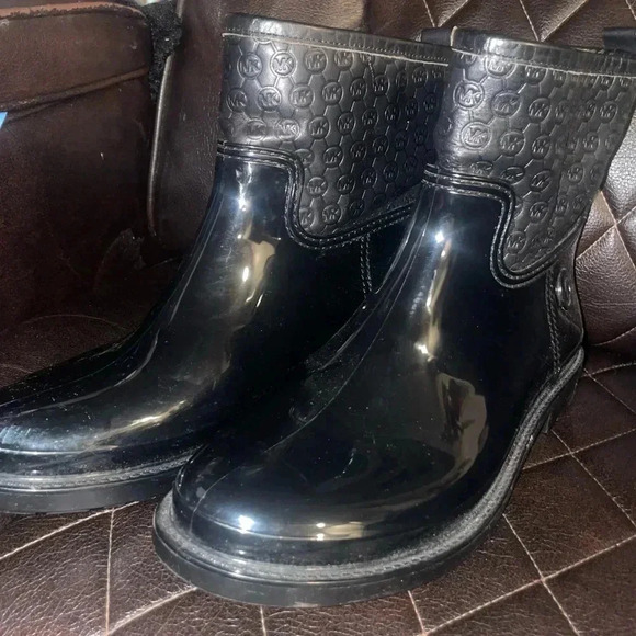 Michael Kors Women Blakely Logo Embossed Ankle Rain Boot Black Size 10 - Picture 2 of 8
